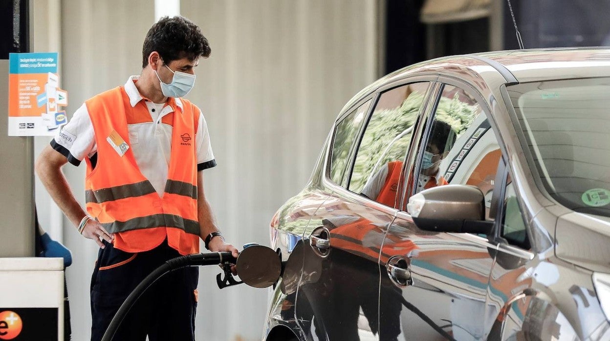 Los carburantes siguen disparados, y el diésel ahonda su ventaja ante la gasolina