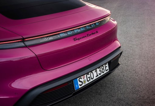 Porsche actualiza el Taycan con más autonomía, conectividad y llamativos colores