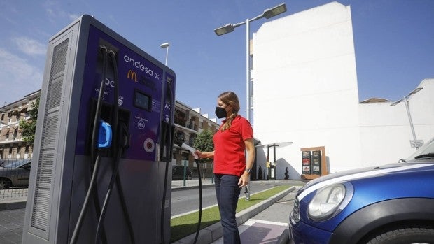 La lección de Japón: pierde electrolineras por falta de coches eléctricos