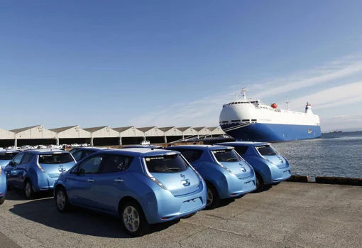 Nissan Leaf de primera generación en el puerto de Yokohama, a la espera de ser distribuidos hacia Europa