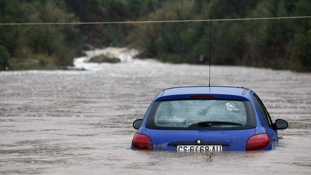 Qué hacer si nos pilla una riada o inundación en el coche