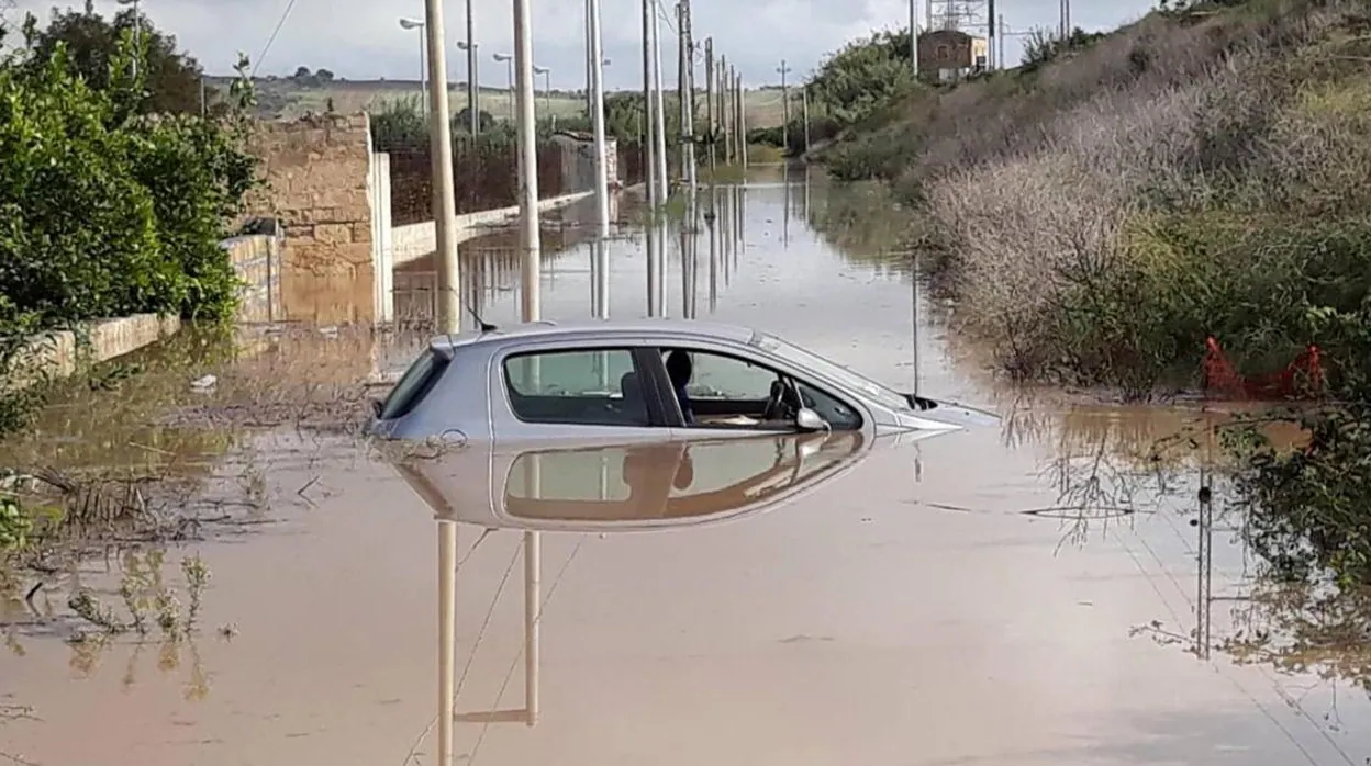 Cómo salir del coche si te quedas atrapado bajo el agua