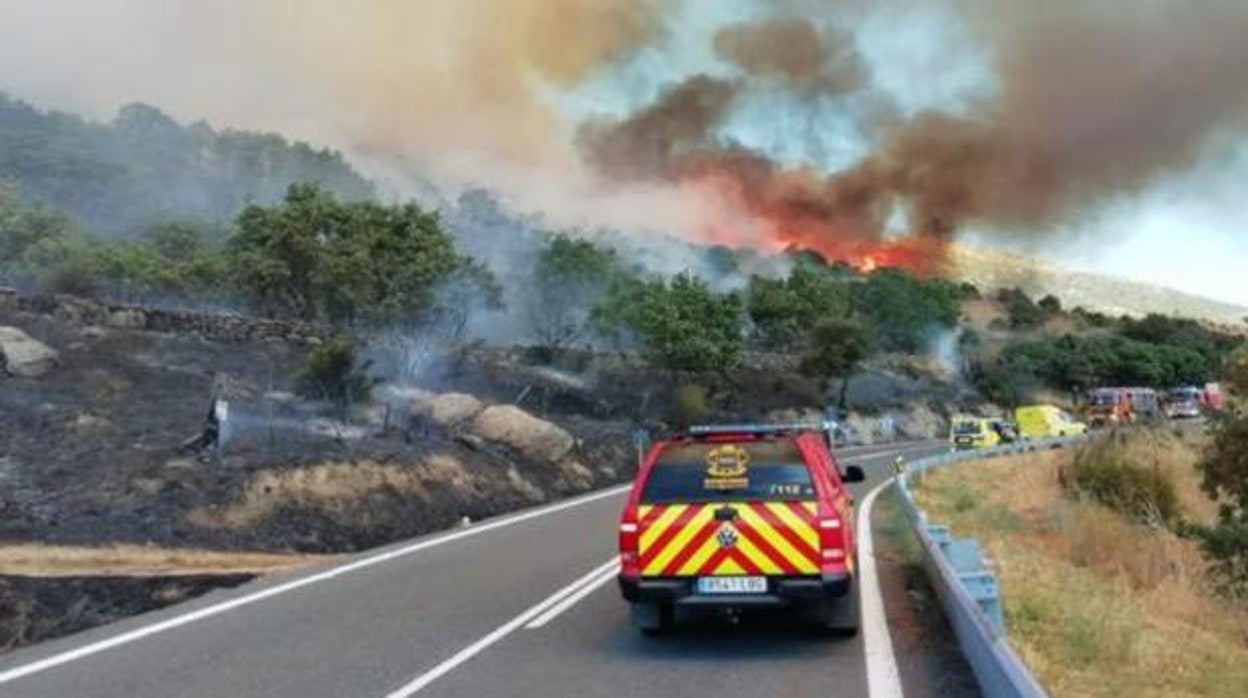 Cómo actuar si te pilla un incendio forestal mientras viajas en coche