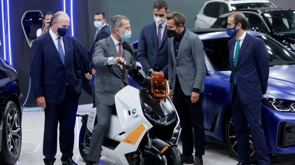 Felipe VI en la inauguración del salón del Automóvil Barcelona probando la BMW CE 04