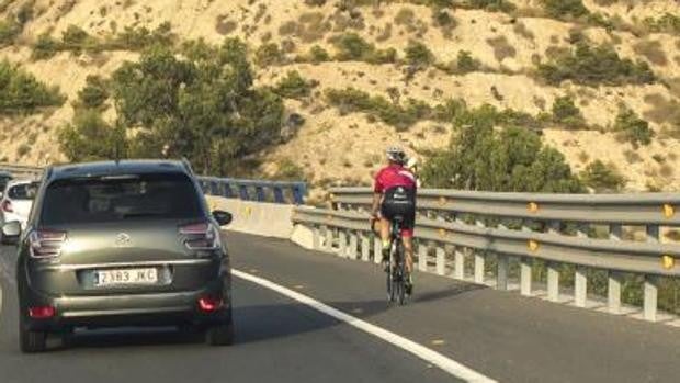 Esta es la nueva norma de la DGT para adelantar a ciclistas en la carretera