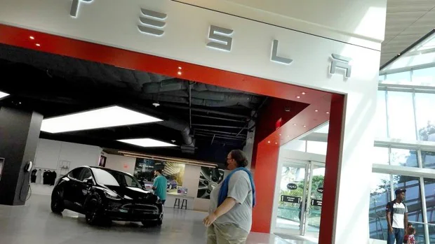 Tesla roza el exclusivo club del billón de dólares