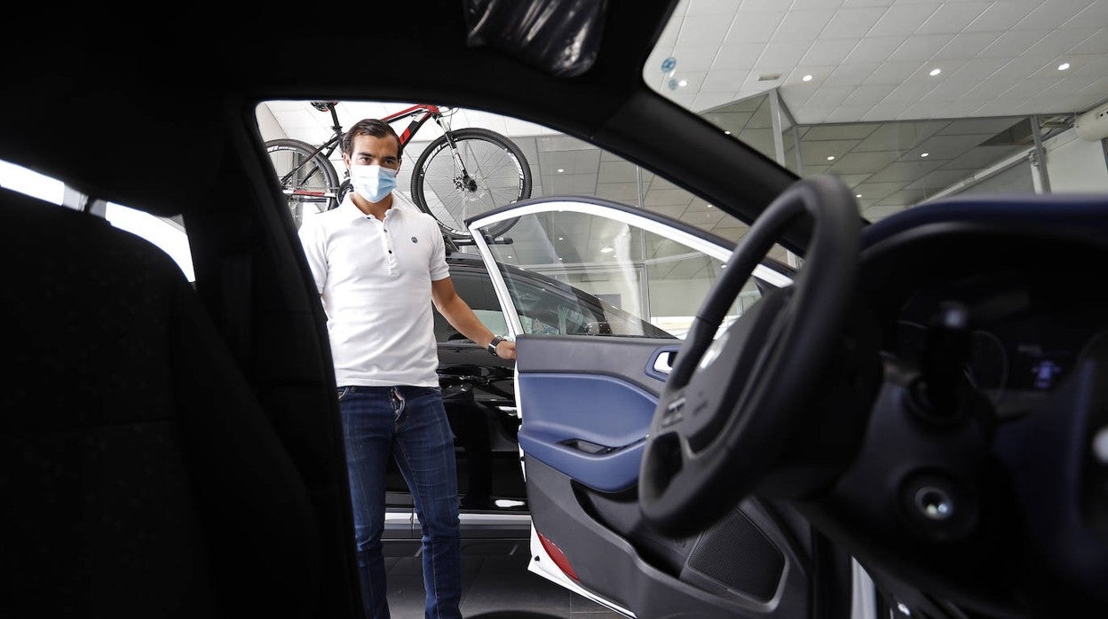 La falta de coches en los concesionarios recorta un tercio las matriculaciones