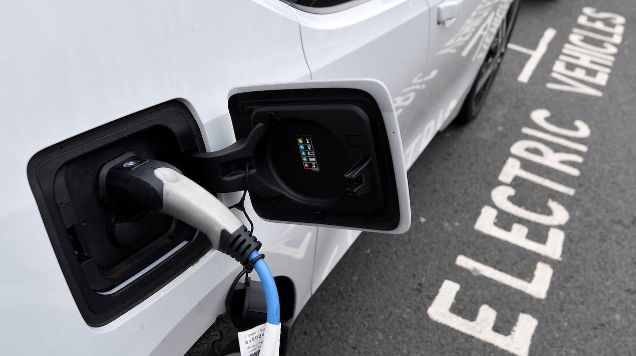 Vehículo eléctrico en un punto de recarga de Londres