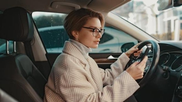 ¿Sabías que conducir con el abrigo puesto supone 200 euros de multa?