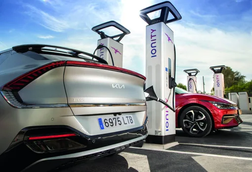 La recarga de coches eléctricos avanza en Europa mediante alianzas entre operadores