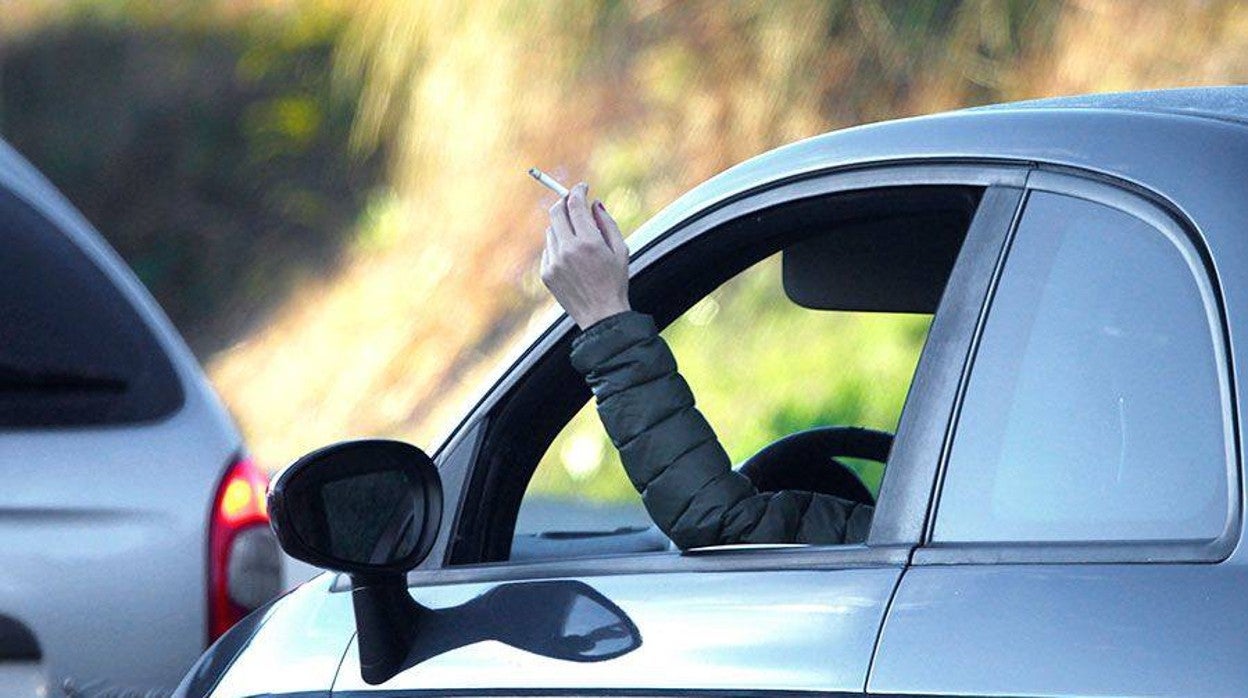 Por qué te pueden multar con 100 euros si fumas mientras conduces