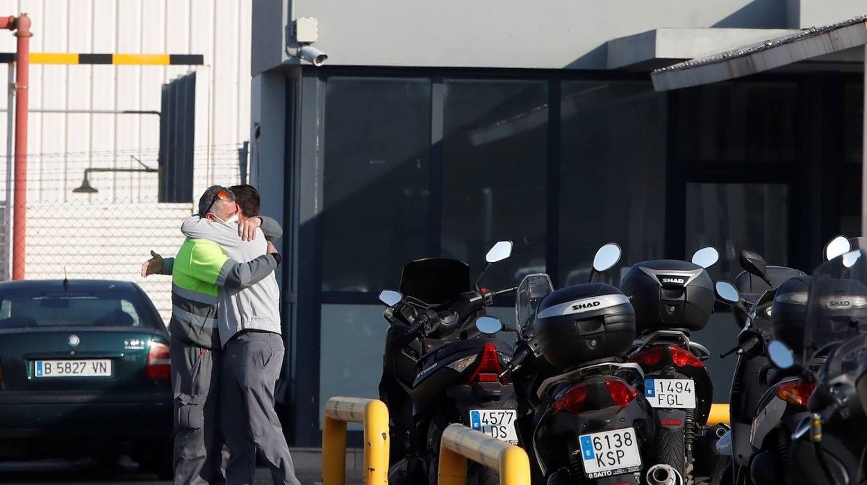 Trabajadores de Nissan se despiden tras el cese de la producción