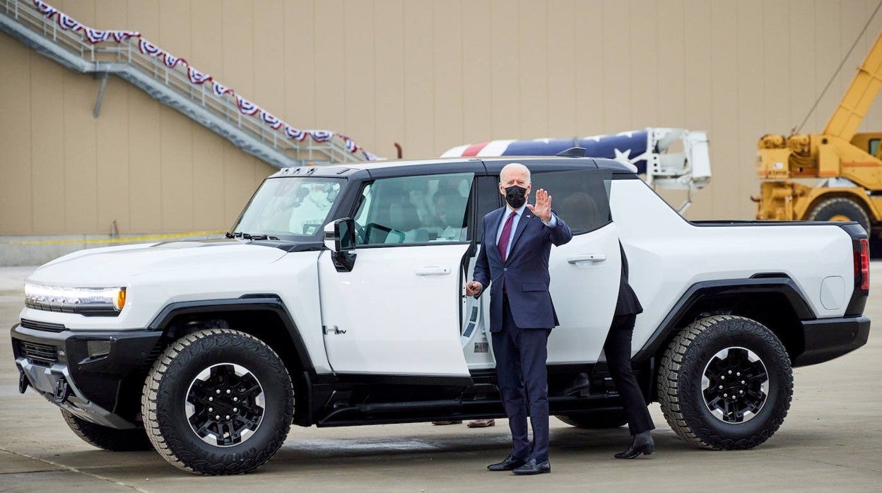 Joe Biden, a bordo de la pick up eléctrica de Hummer