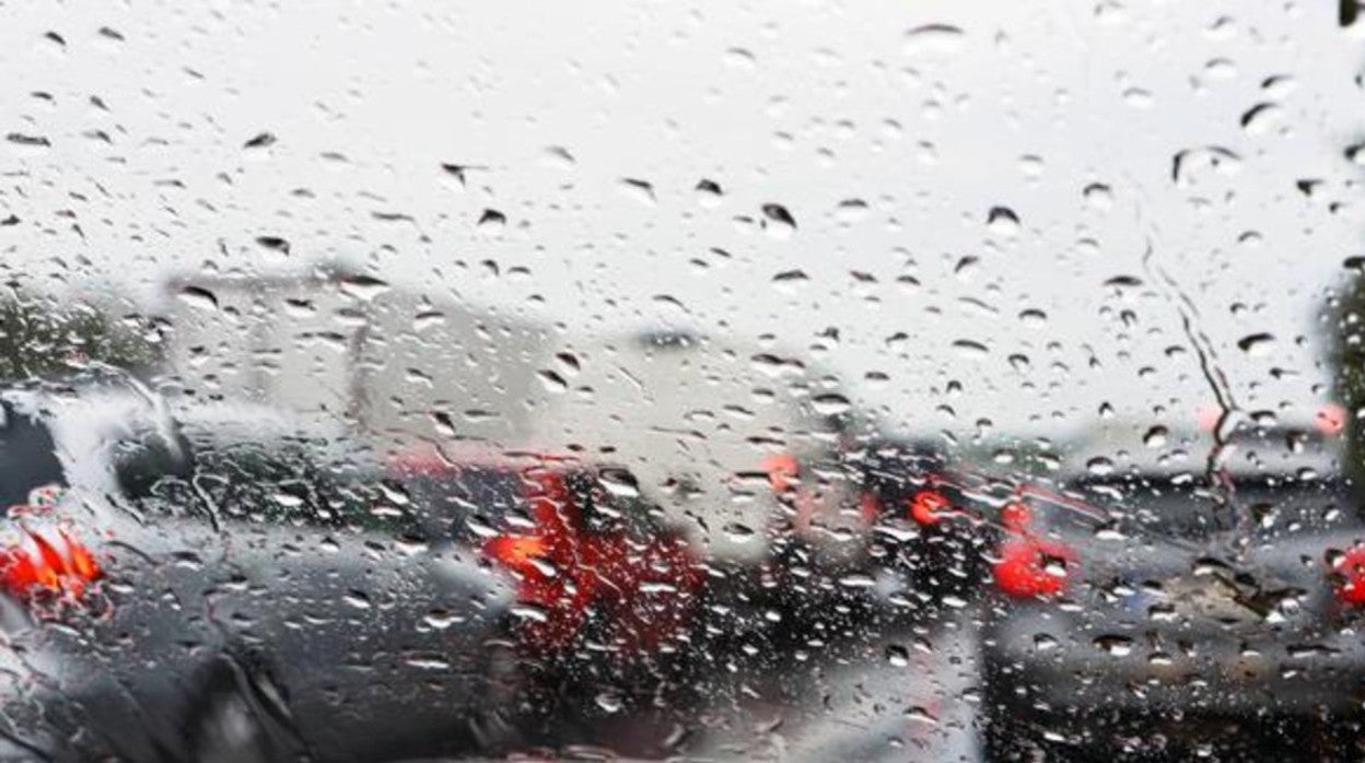 Qué hacer si conduces bajo la lluvia y cómo superar una riada