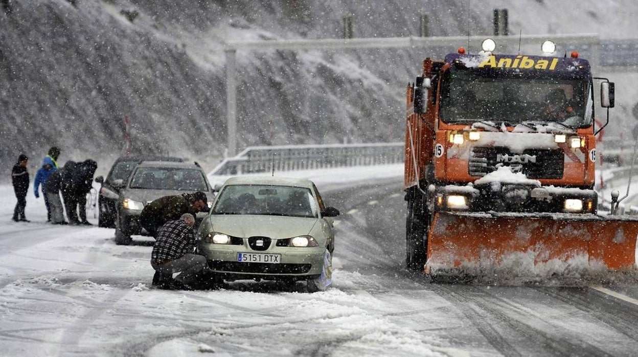 La Guardia Civil indica cómo actuar si te quedas atrapado en un temporal de nieve con el coche