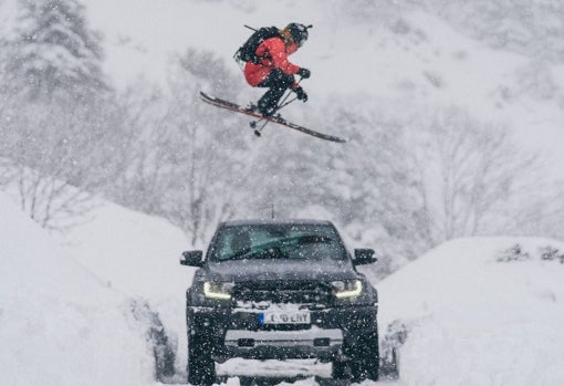 Reto en la nieve: el Ford Raptor se enfrenta al freerider Aymar Navarro