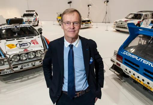 Ari Vatanen junto a algunos de los coches que pilotó durante su carrera deportiva