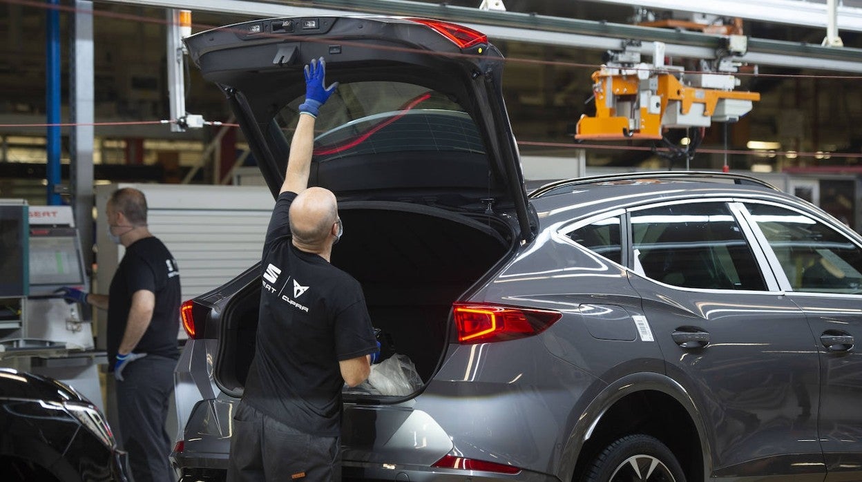 Seat retoma la producción en Martorell con la mitad de los turnos