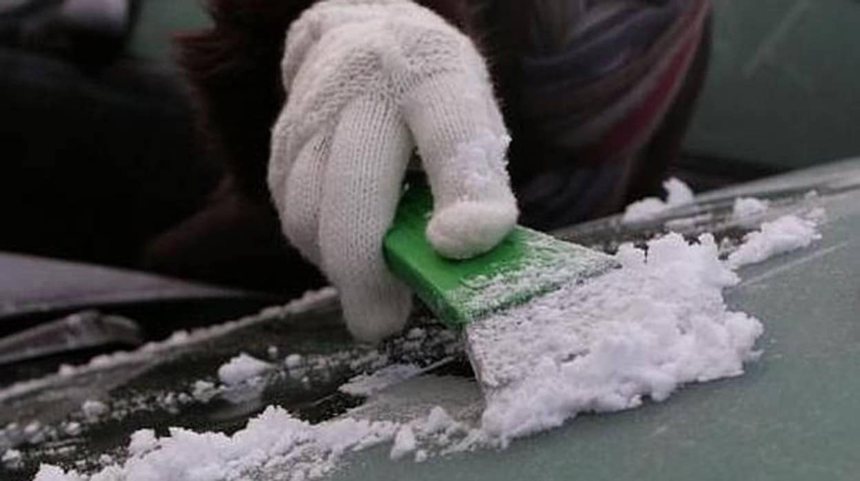 DGT: consejos para eliminar el hielo del parabrisas del coche