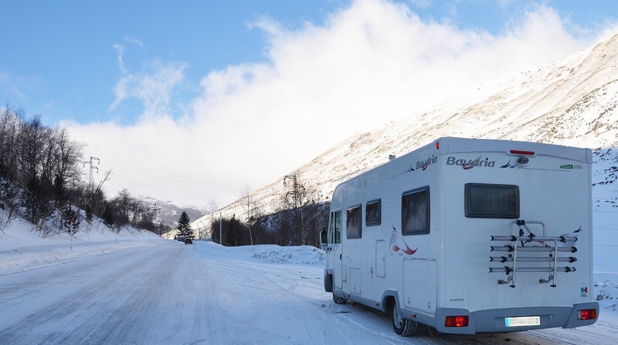 Cómo llegar a la nieve en autocaravana o camper de forma segura