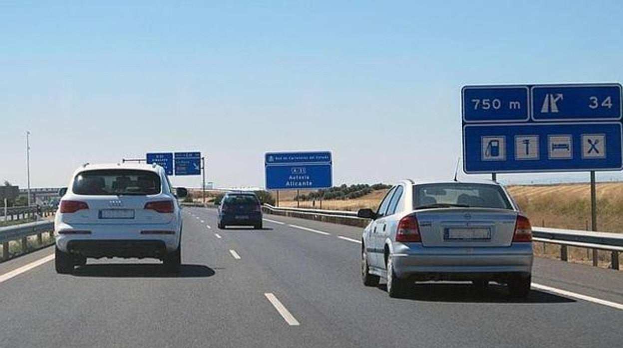 Cómo saber si guardo la separación adecuada con el coche de delante