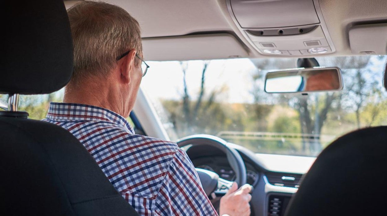 La DGT lanza una guía práctica para proteger a los mayores