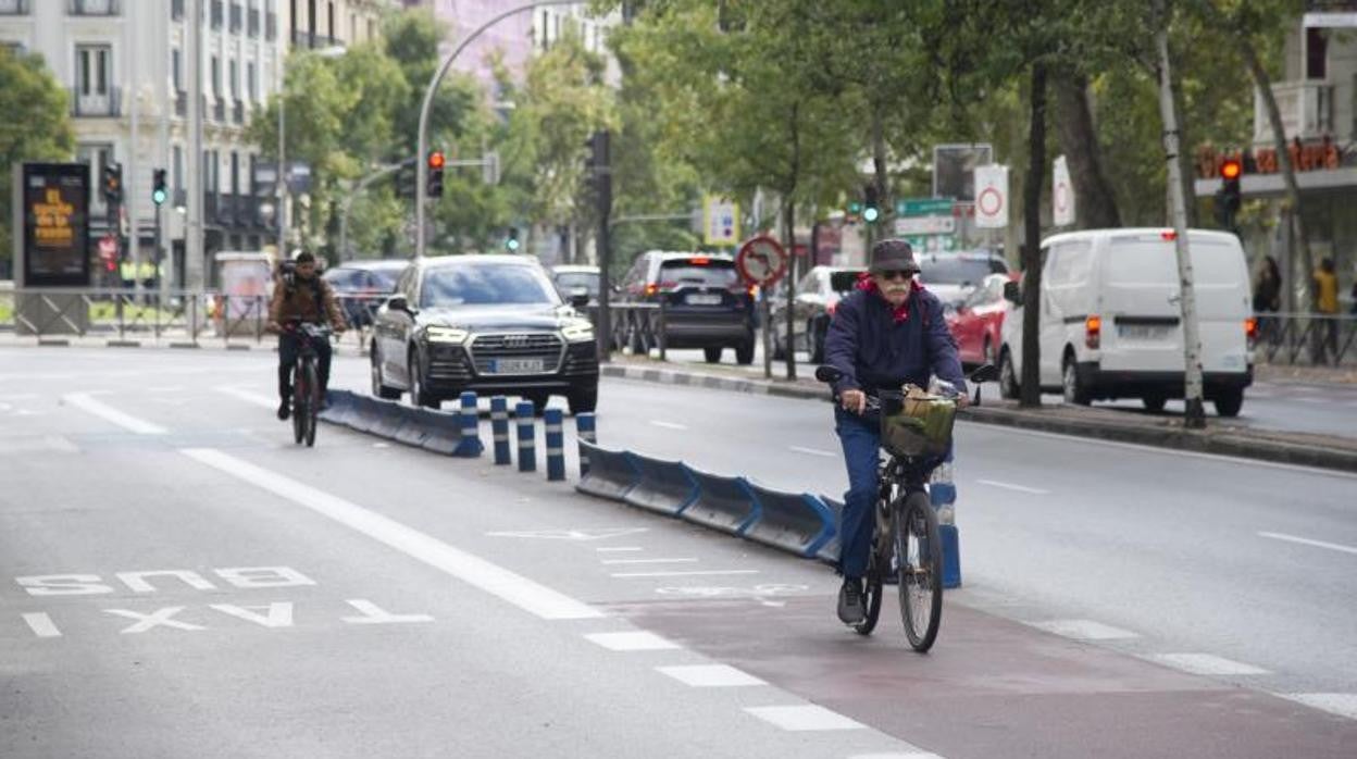 Cicloturistas por un carril bici