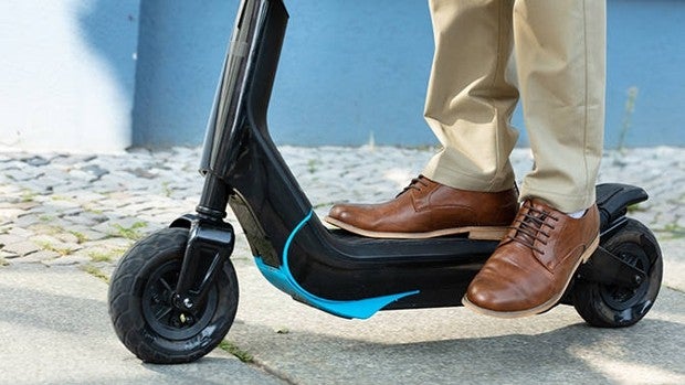 Así afecta la nueva ley de tráfico de la DGT a motos y patinetes