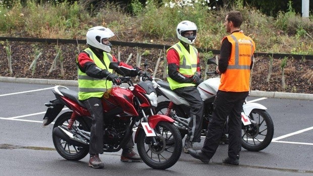 El PSOE propone usar el chaleco airbag en el examen de moto