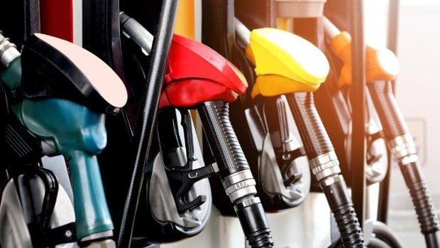 Precios de la gasolina en España, llenar el depósito te puede costar 100 euros