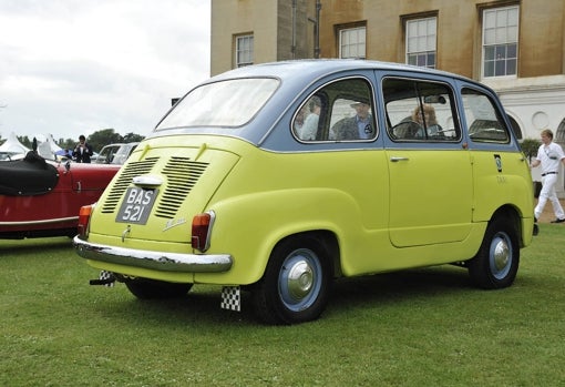 La parte posterior es la que marca más el partentesco con el 600 de partida