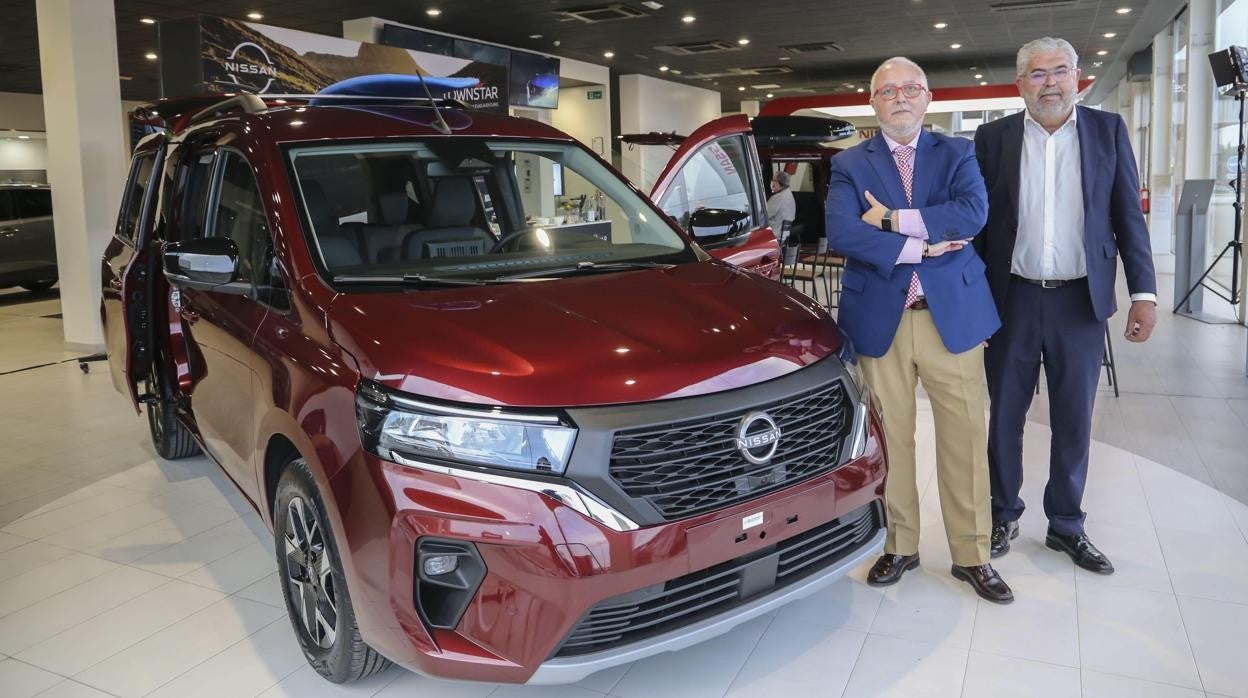 Antonio Ramírez, responsable de marketing del grupo Conquero Automoción, y Pepe Carranza, gerente de Divesan, ante la nueva furgoneta Nissan Townstar