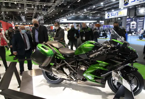Las autoridades deleitándose con la potente y espectacular Kawasaki H2 SX