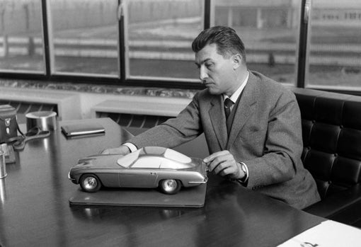Ferruccio Lamborghini (1916-1993) tras hacer su fortuna con los tractores, se lanza en 1963 al campo del automóvil (1)