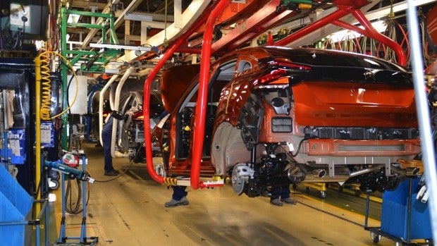 La producción y exportación de coches se hunde un 10% más por la falta de componentes