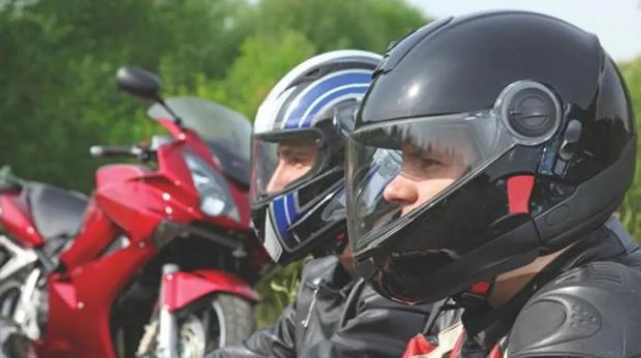 La impactante imagen de la Guardia Civil de cómo el casco te salvará la vida en moto