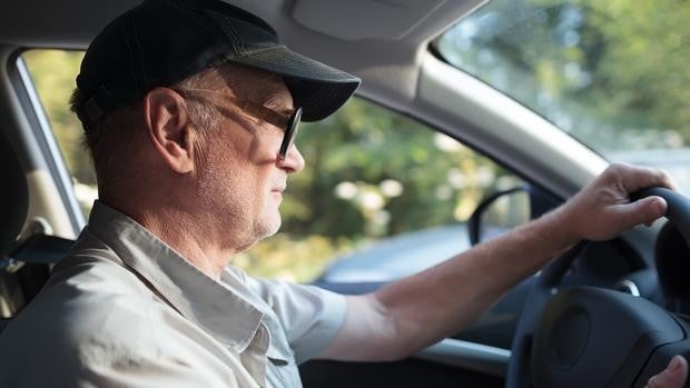 Estas son las gafas de sol que la DGT recomienda no utilizar al volante