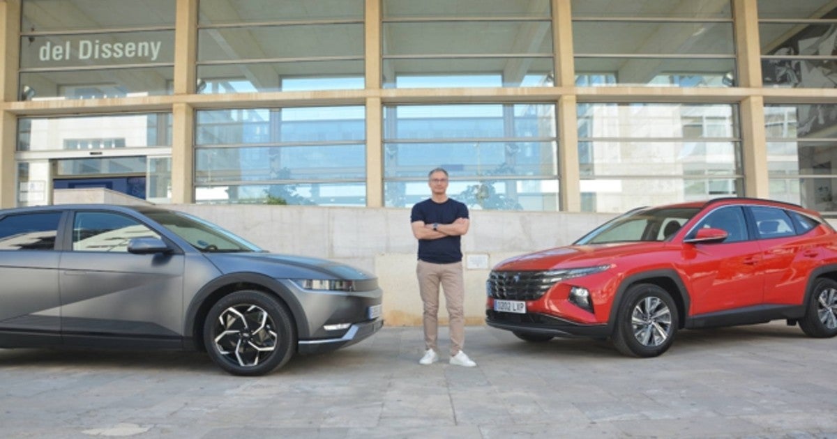 Eduardo Ramírez, en la Universidad Politécnica de Valencia, junto a los Hyundai Ioniq 5 y Tucson.