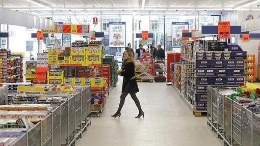 Una clienta camina por los pasillos de un establecimiento de Lidl