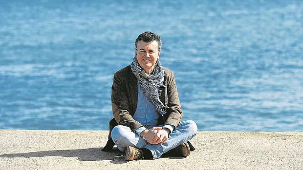 Ramón Gener disfruta del sol cálido de invierno en la playa de la Barceloneta