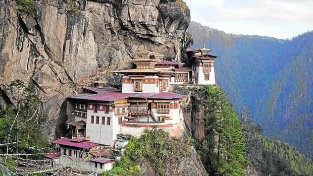 El monasterio budista Taktsang Palphugen, en Paro, conocido también como el Nido del Tigre