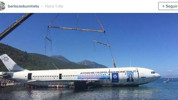 El hundimiento controlado del avión se ha producido en las inmediaciones de la ciudad balneario de Kasadasi