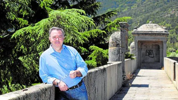 Guillermo Cisneros, rector de la Universidad Politécnica de Madrid, en los jardines del palacio de Villena
