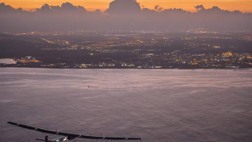 El avión Solar Impulse, dispuesto a aterrizar en Hawái, tras unvuelo de cinco días sobre el océano Pacífico en 2015