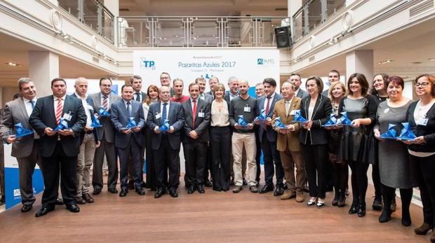 Foto de grupo de los representantes de los municipios españoles galardonados con las «Pajaritas Azules 2017»