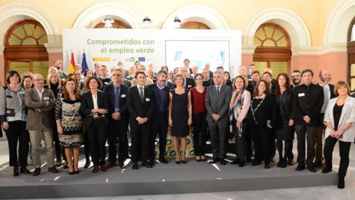 La ministra de Agricultura posa junto a los representantes de las entidades beneficiarias del Programa Empleaverde 2017