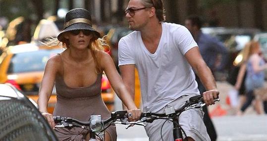 Leonardo DiCaprio, desplazándose en bici por las calles de Nueva York