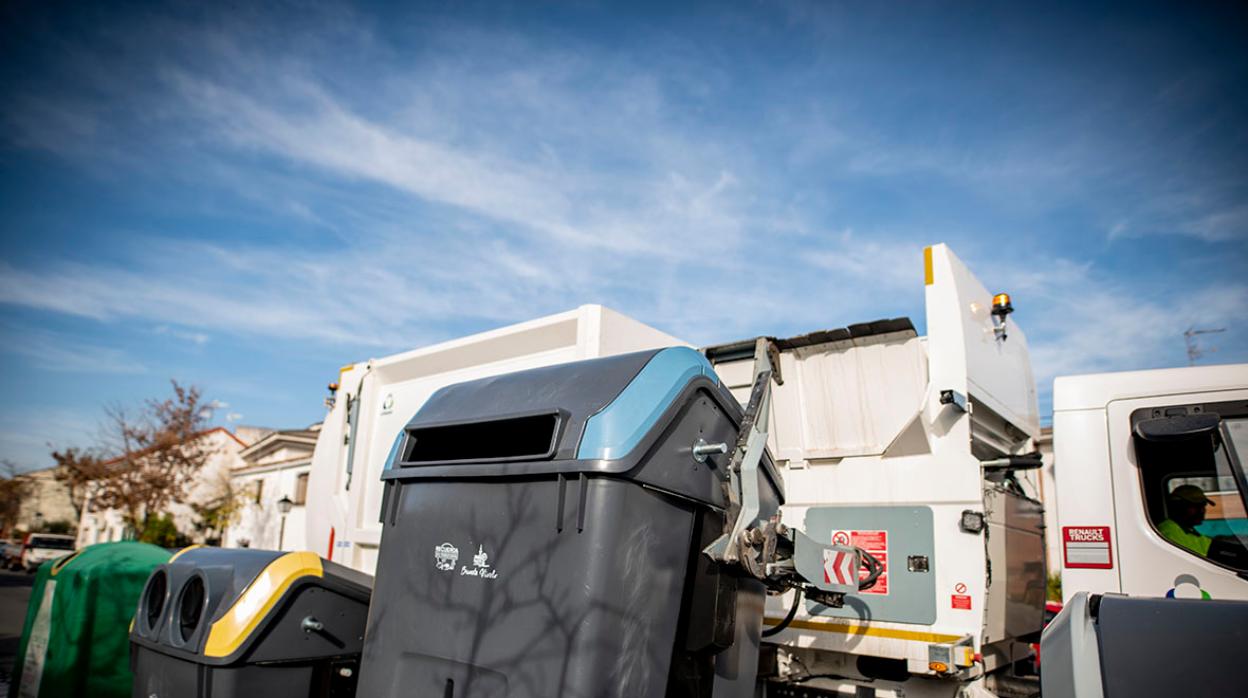 Los camiones de recogida están dotados de sensores y sistema de GPS para optimizar la recogida de residuos del contenedor amarillo y azul