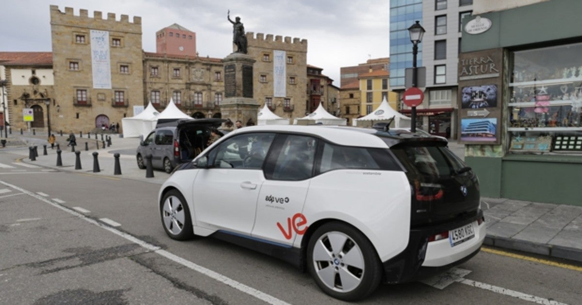 Vehículo eléctrico por las calles de Gijón