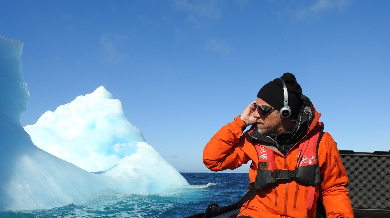Michel André realizando mediciones de sonido en la Antártida